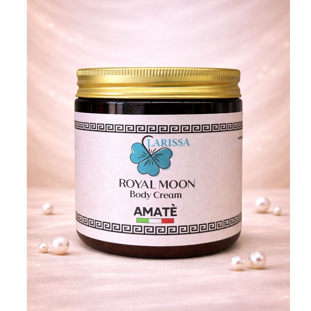 Barattolo di vetro con coperchio dorato. Etichetta: Larissa, Royal Moon Body Cream, Amatè. Bandiera italiana.