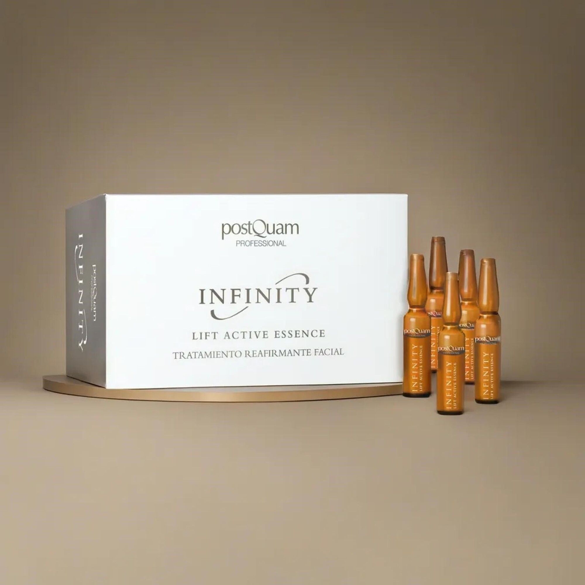 Confezione e fiale. Scritta: Postquam, Infinity, Lift Active Essence. Su un ripiano.