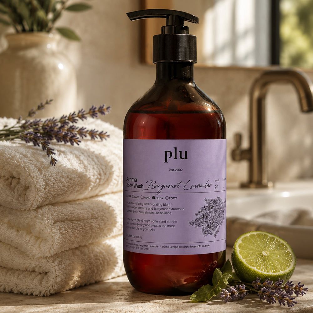 Flacone spray marrone accanto ad asciugamani, lavanda e lime.