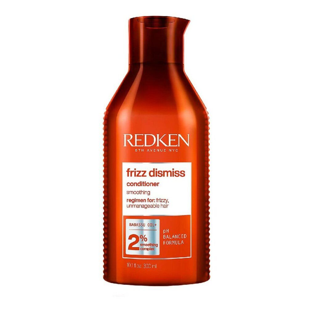 Flacone rosso Redken Frizz Dismiss Conditioner. Etichetta bianca con nome e informazioni. 2% Smoothing Complex.