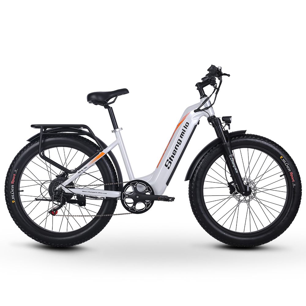 E-bike bianca, pneumatici neri, portapacchi. Dettagli arancioni. Marchio Shengmilo.