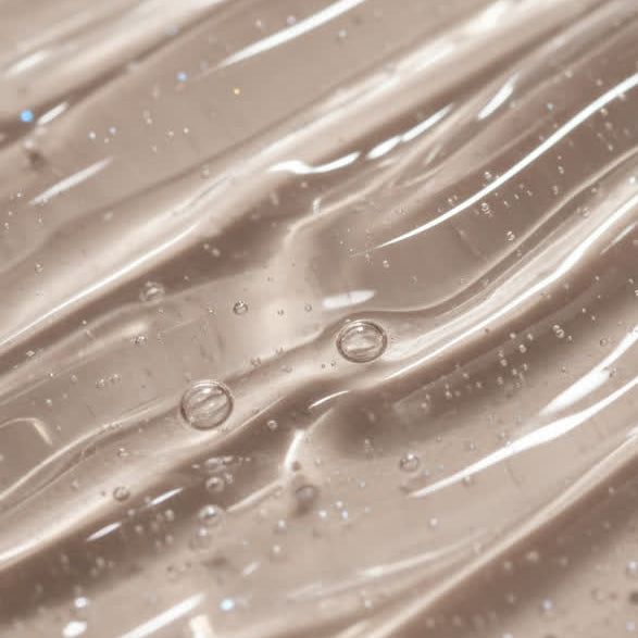 Primo piano di gel trasparente con bolle. Texture ondulata. Superficie lucida.