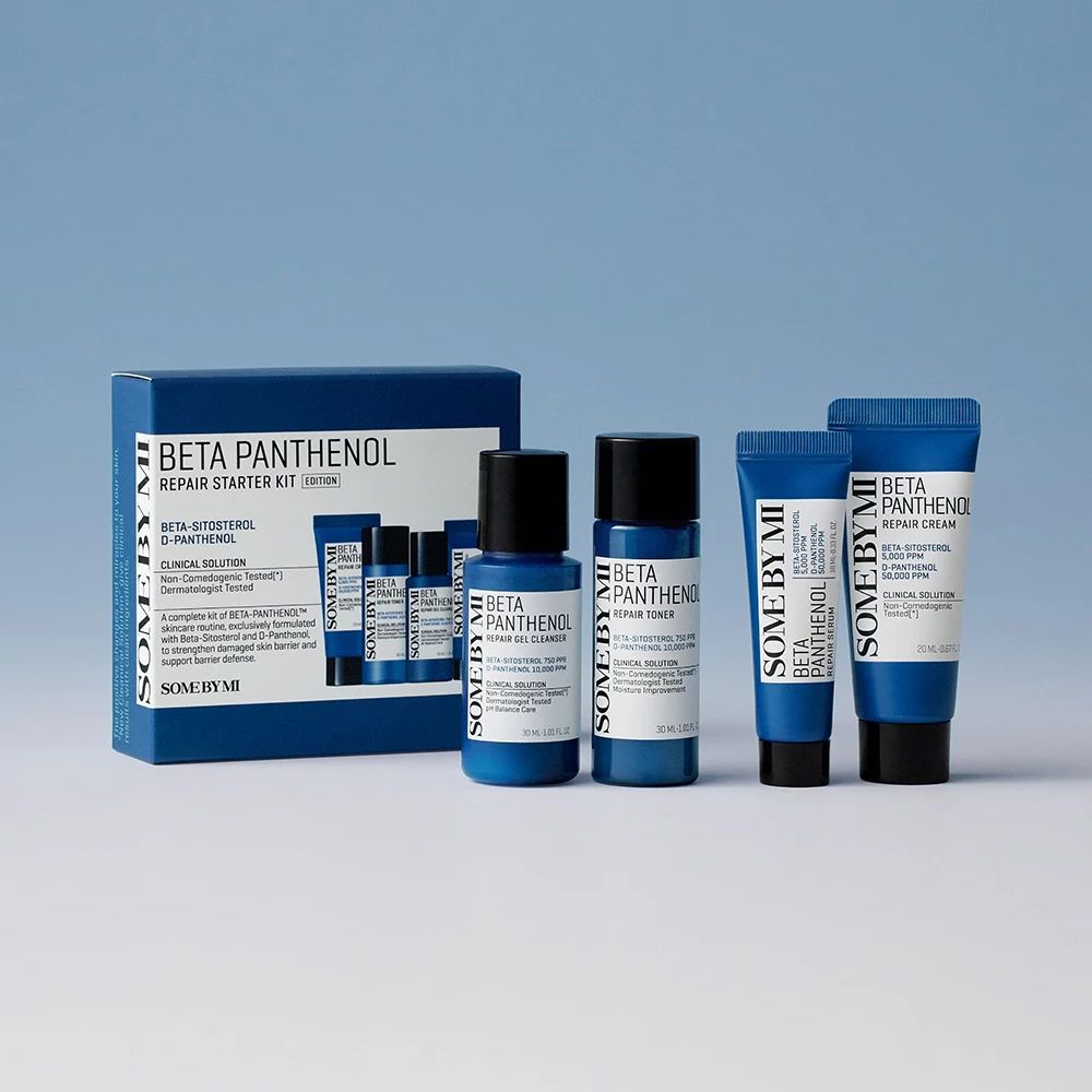 Set blu di prodotti per la cura della pelle. Include bottiglie e tubi. Scritta: Beta Panthenol Repair Starter Kit.