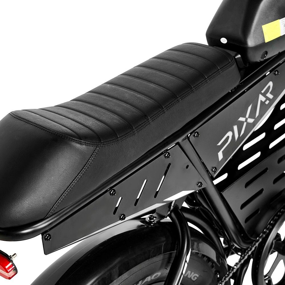 Sella nera e fiancata della dirt bike PIXAR SuperV. La sella è imbottita. La fiancata ha fori e il logo PIXAR.