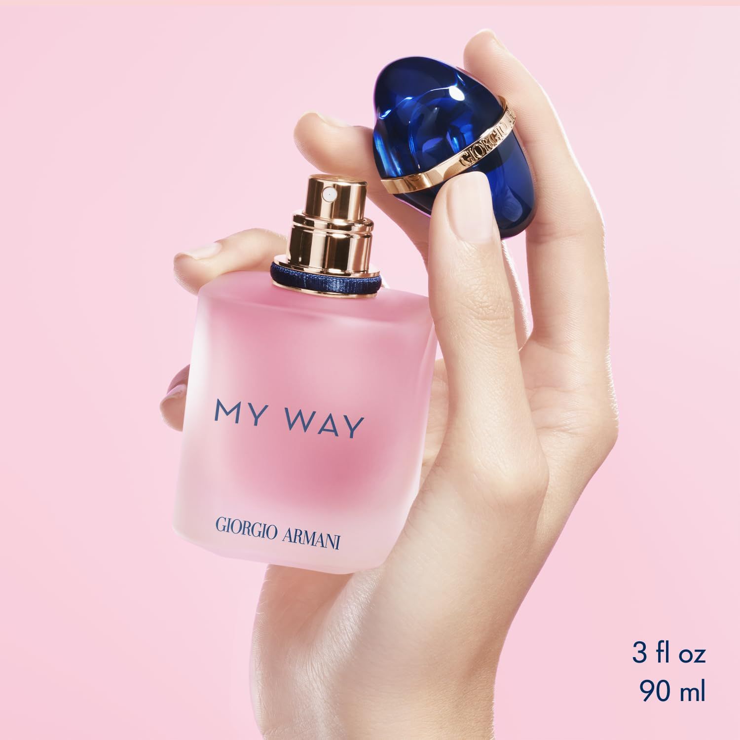 Mano che tiene un flacone con tappo blu. Scritta "MY WAY" e "GIORGIO ARMANI".