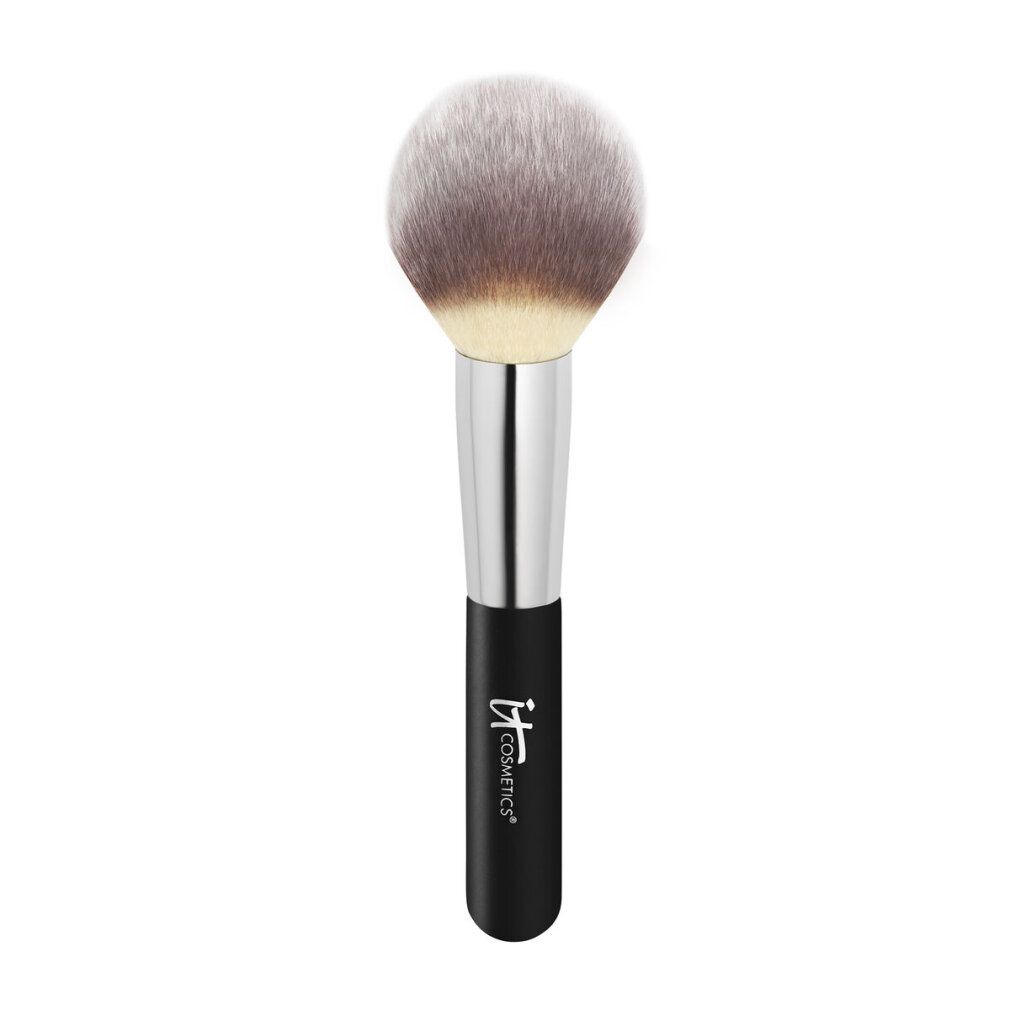 Pennello per polvere con testa rotonda. Manico nero, ghiera argentata, logo IT Cosmetics.