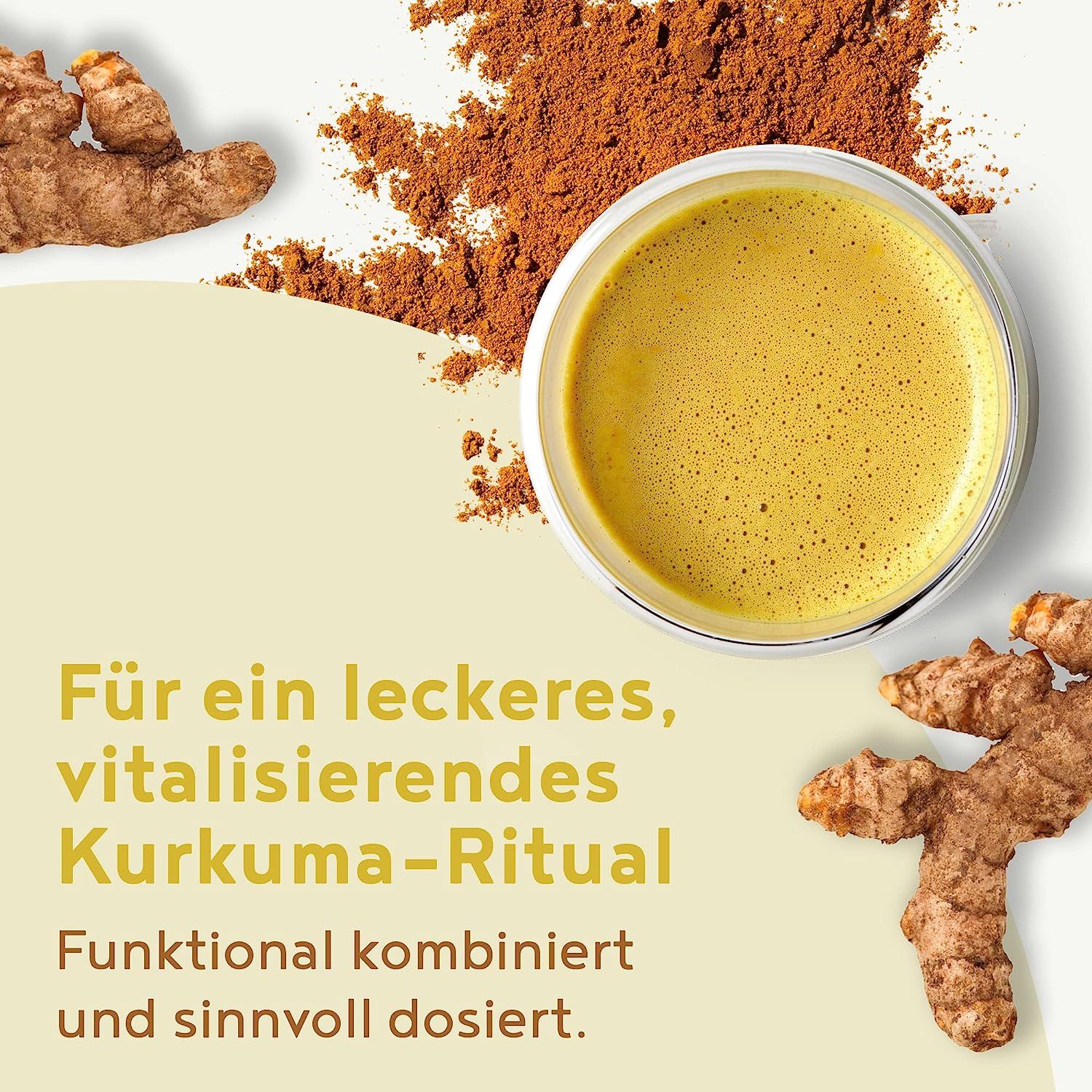 Bevanda gialla in vetro, circondata da polvere e radici di curcuma. Testo: "Per un delizioso rituale alla curcuma".