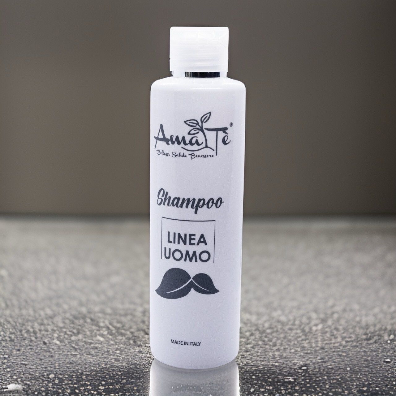 Flacone bianco di shampoo Amatè Uomo. Scritta nera: Shampoo, Linea Uomo, simbolo baffi. Prodotto in Italia.