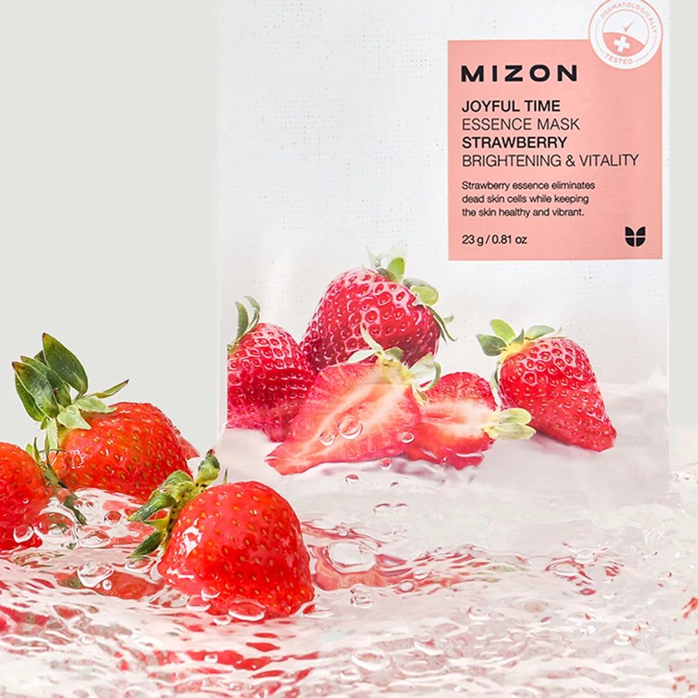 Fragole in acqua accanto a una confezione. Confezione con testo: MIZON Joyful Time Essence Mask Strawberry. Luminosità e vitalità.