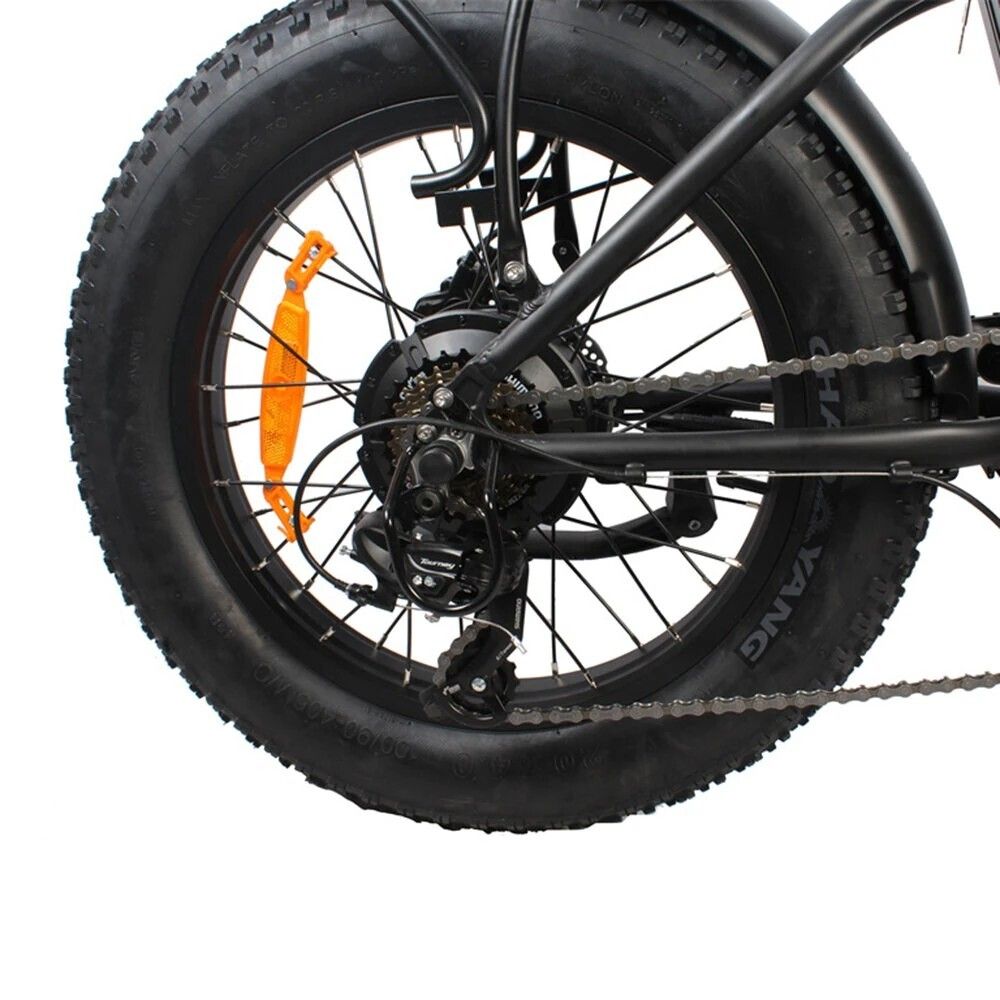 Ruota posteriore di una bicicletta elettrica nera. Pneumatico largo, trasmissione, marchio YANG.