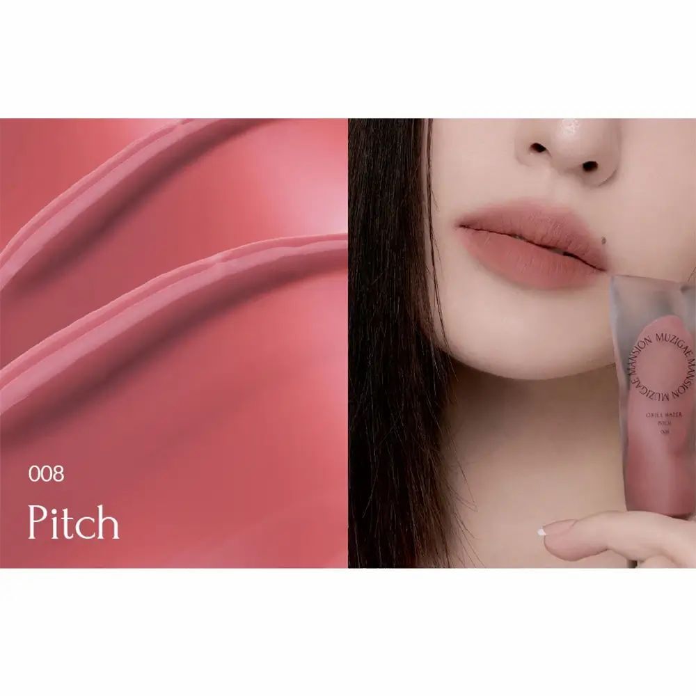 Labbra con Objet Water Lip Tint 008 Pitch. Macchia di colore a destra. In basso: 008 Pitch.