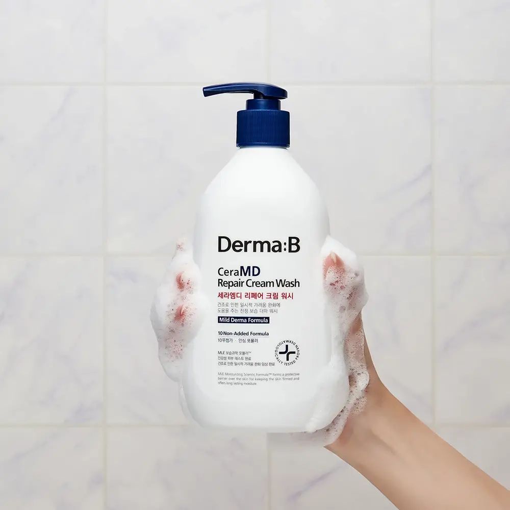 Flacone bianco con erogatore blu. Scritta: Derma:B CeraMD Repair Cream Wash. Mano con schiuma.