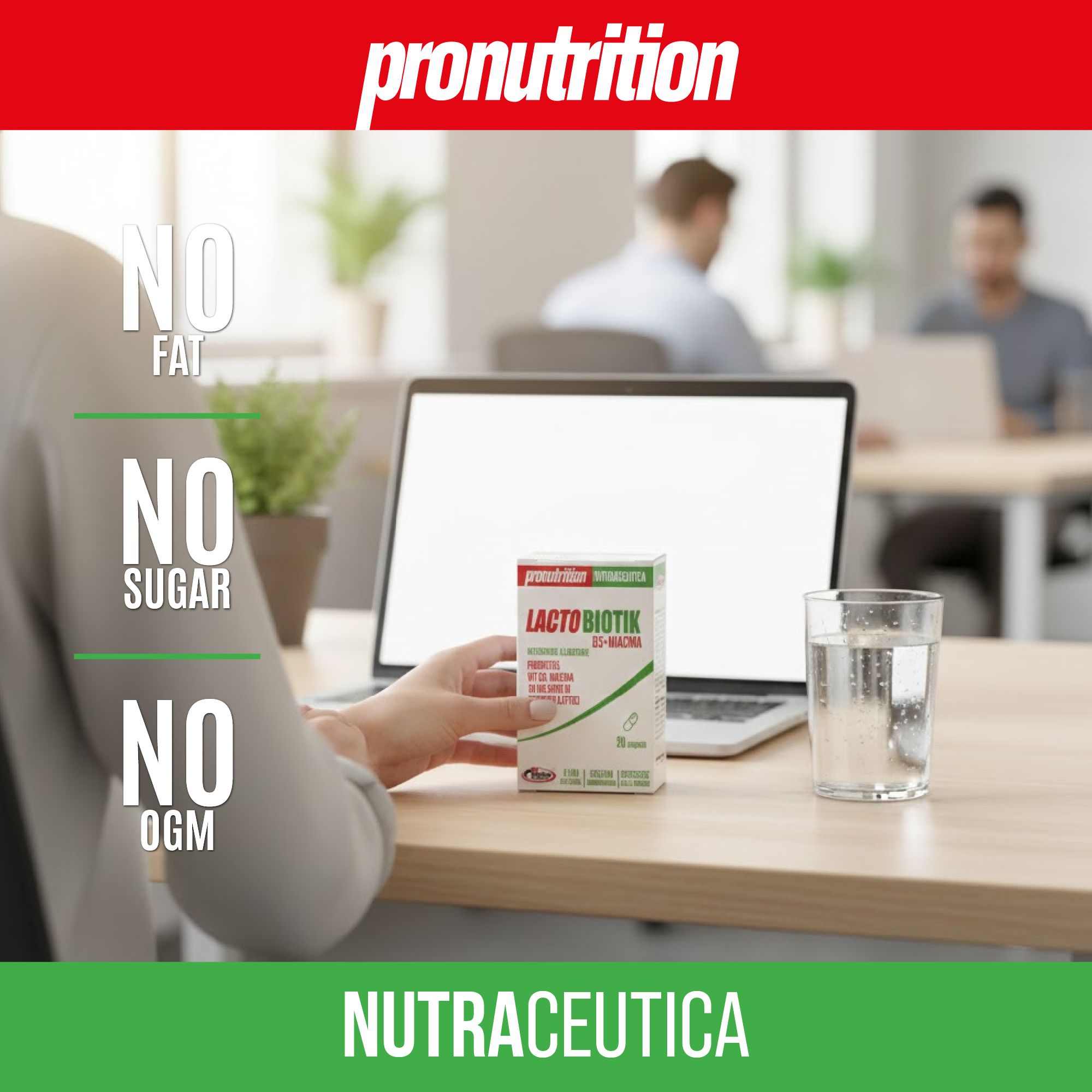 Persona tiene scatola Lacto Biotik, 20 capsule, accanto a laptop e bicchiere d'acqua. Marchio Pronutrition. Testo: Senza grassi, zuccheri, OGM.