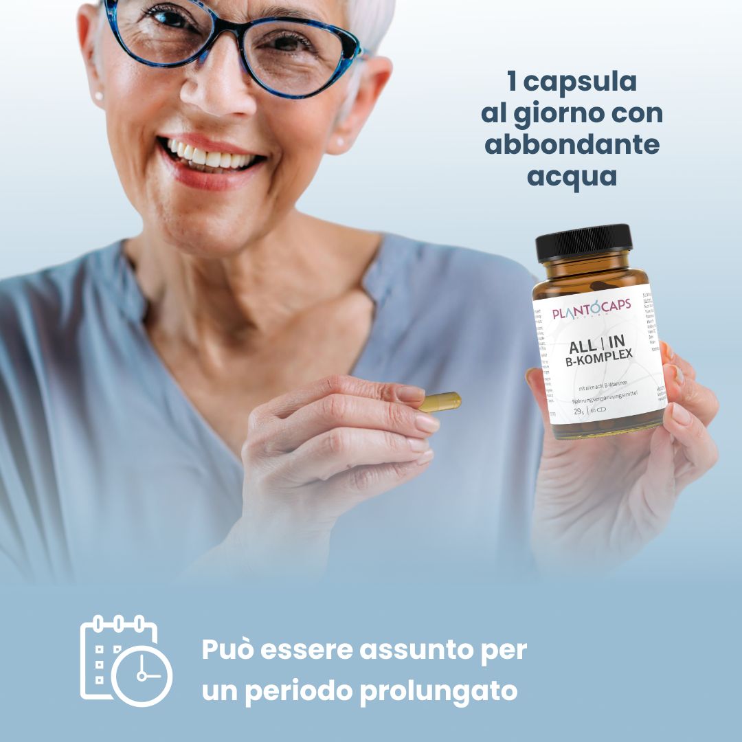 Donna anziana che tiene una capsula e un flacone PLANTOCAPS ALL | IN B-KOMPLEX.