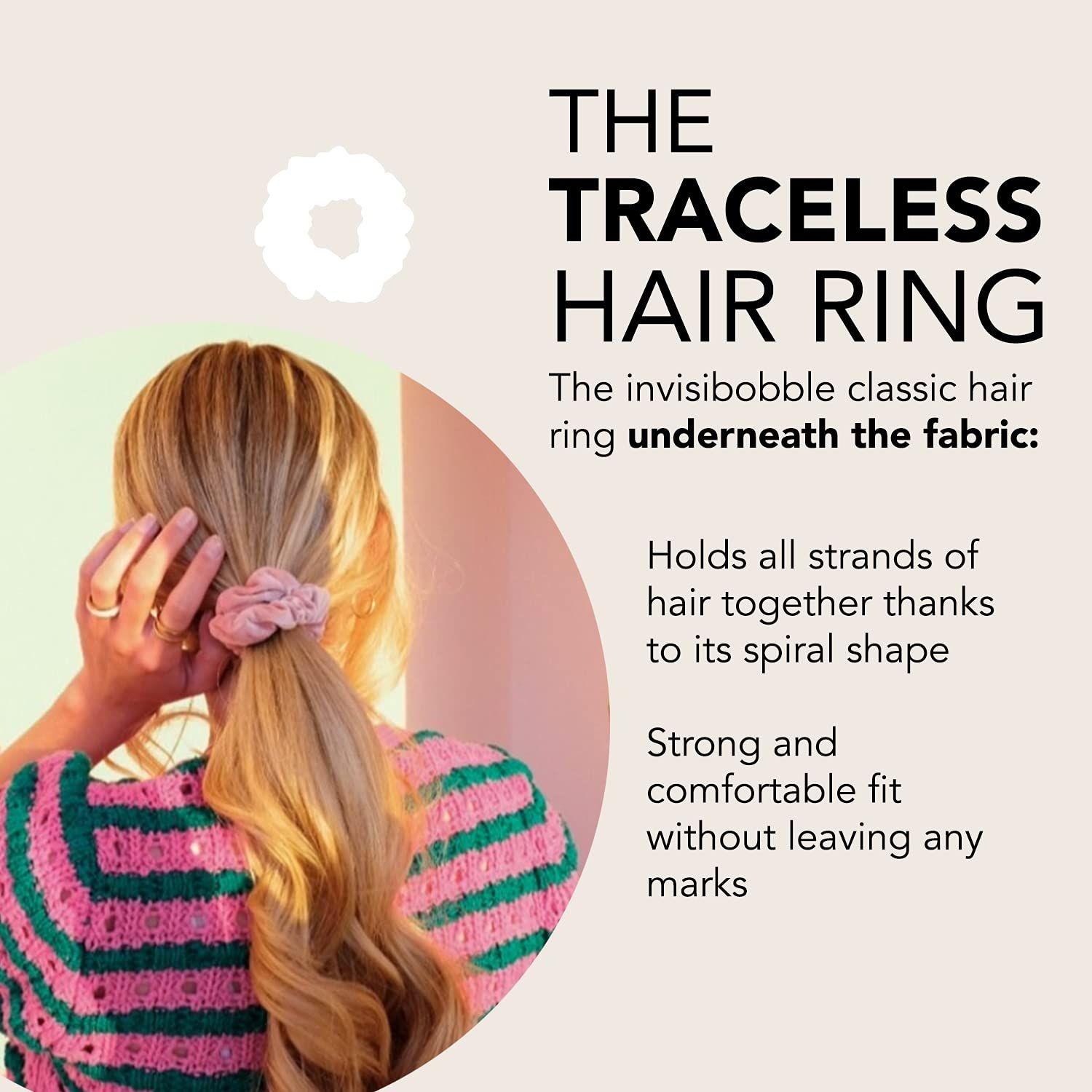 Persona con coda di cavallo tenuta da uno scrunchie rosa. Testo: "THE TRACELESS HAIR RING".