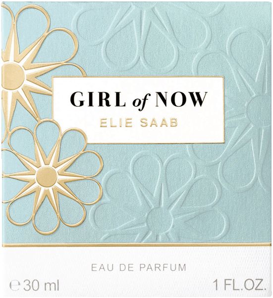 Elie Saab Girl of Now Eau de Parfum. Scatola azzurra con motivo floreale. Testo: GIRL of NOW, ELIE SAAB. In basso: Eau de Parfum, 1 FL.OZ.