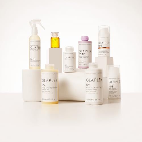 Prodotti per capelli Olaplex, incluso N. 0 Hair Treatment, disposti su piedistalli bianchi.