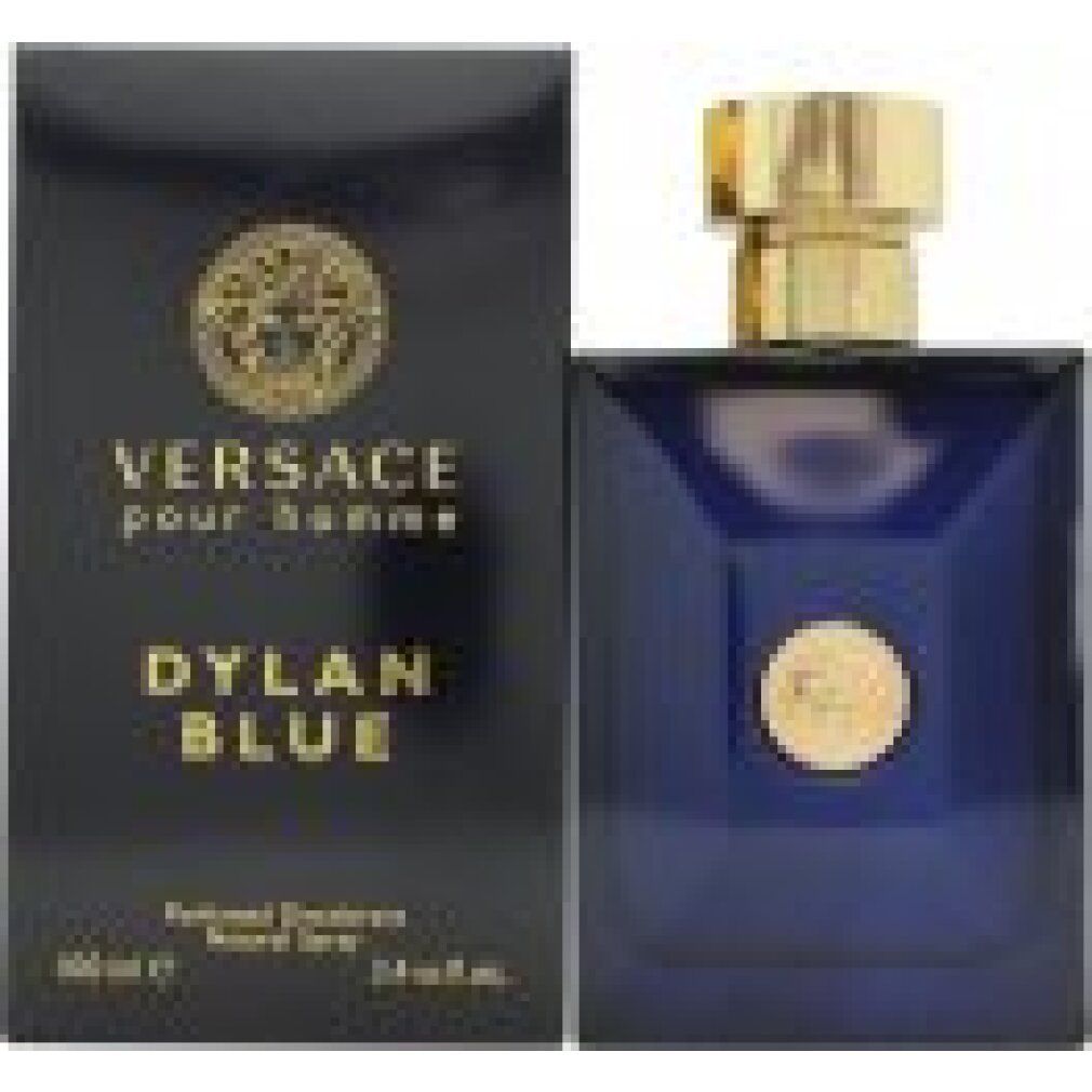 Flacone blu accanto a una scatola. Sulla scatola: Versace, Dylan Blue, logo Medusa. Flacone con tappo dorato.