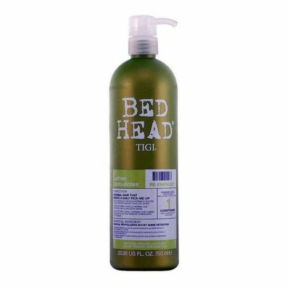 Flacone verde con dosatore bianco. Scritta Bed Head TIGI. Etichetta con informazioni prodotto.