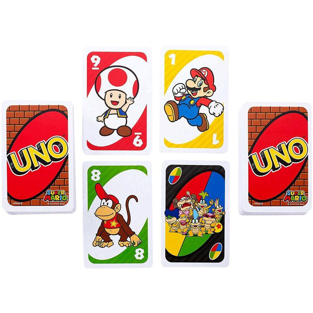 Carte del gioco UNO Super Mario Kart. Carte con personaggi di Mario e numeri. Su sfondo rosso.