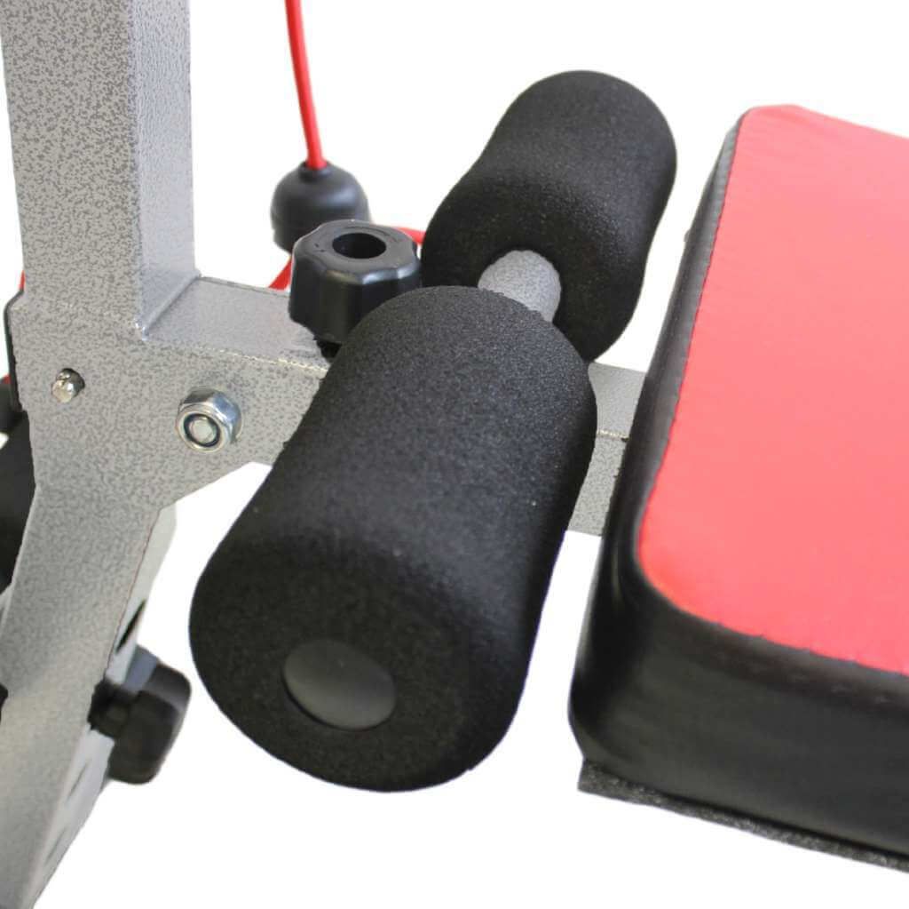 Primo piano dell'imbottitura e del supporto della panca sit-up. Imbottitura nera, supporto grigio.