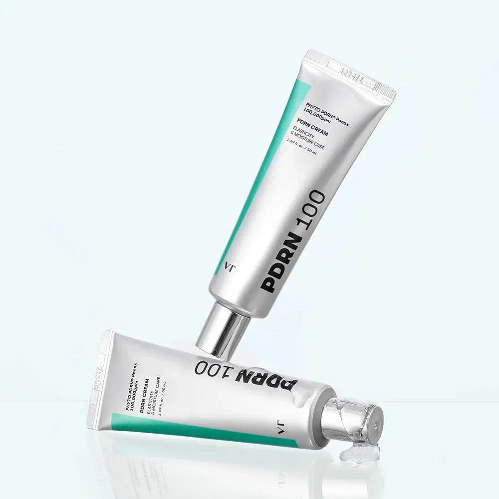 Due tubi di crema VT Cosmetics PDRN 100, uno appoggiato sull'altro, con accento turchese.