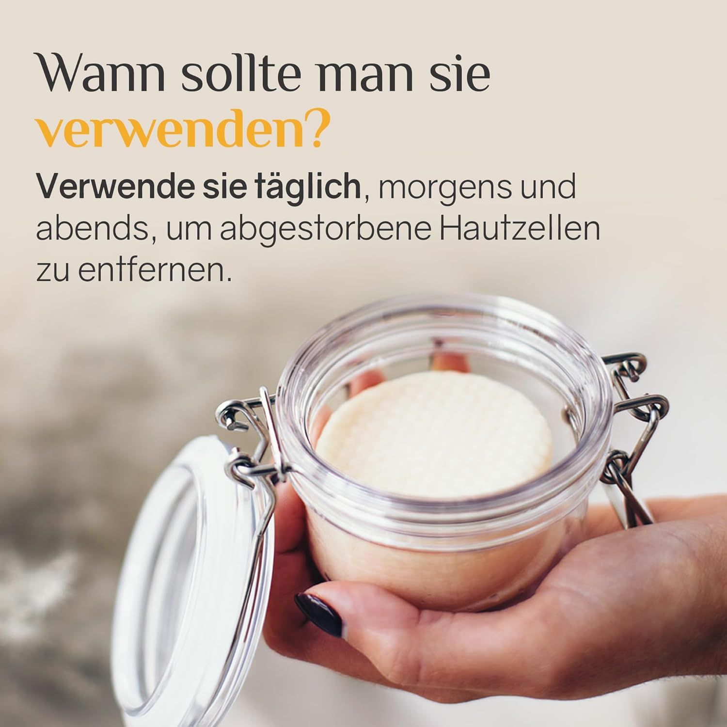 Mano tiene vaso aperto con dischetti. Testo: Utilizzo mattina e sera.