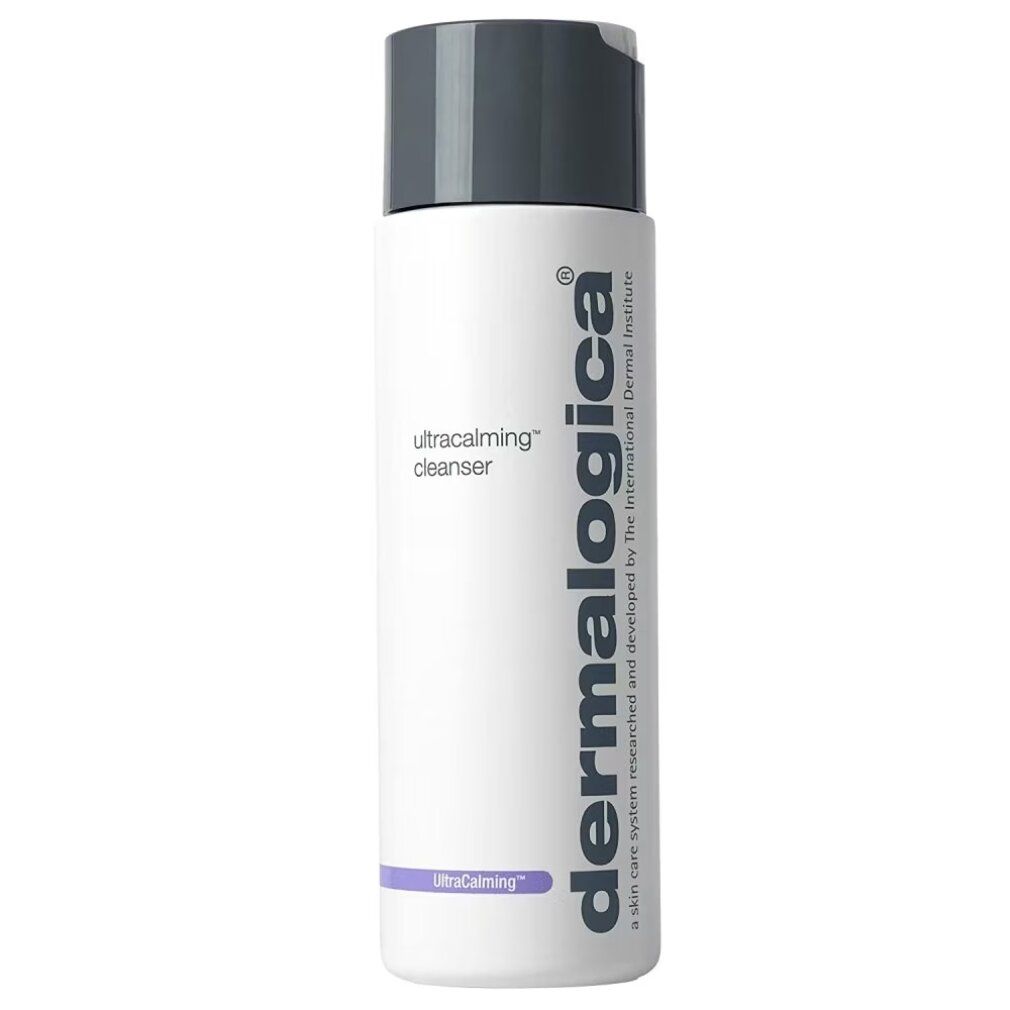 Flacone cilindrico con tappo grigio. Scritta UltraCalming Cleanser e Dermalogica. Accento viola.