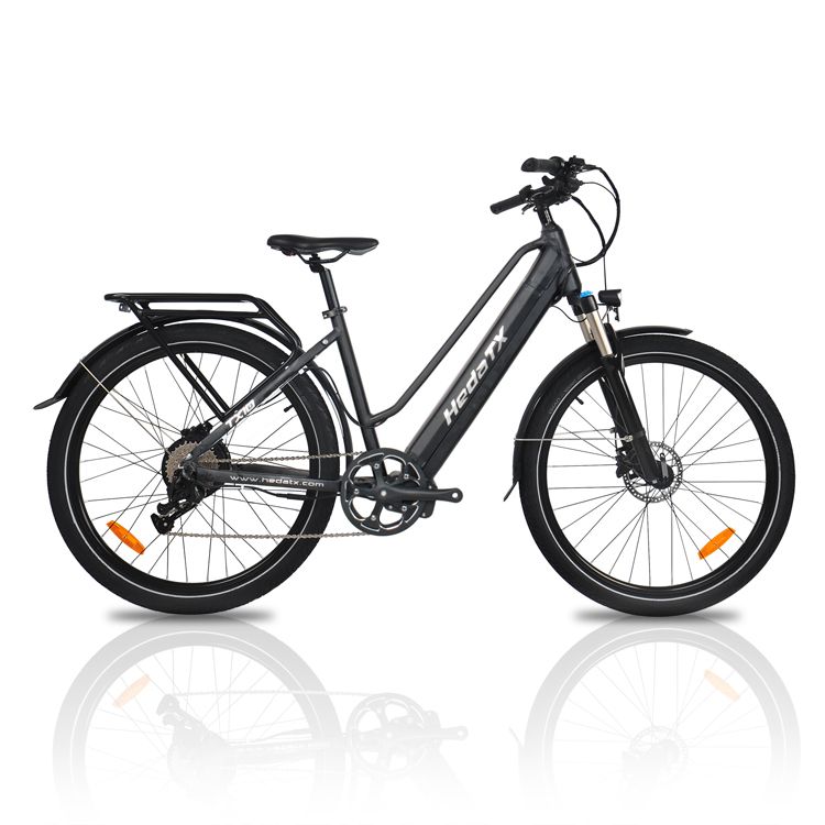 E-bike nera HedaTX TX10, vista laterale. Portapacchi, parafanghi. Sfondo bianco.