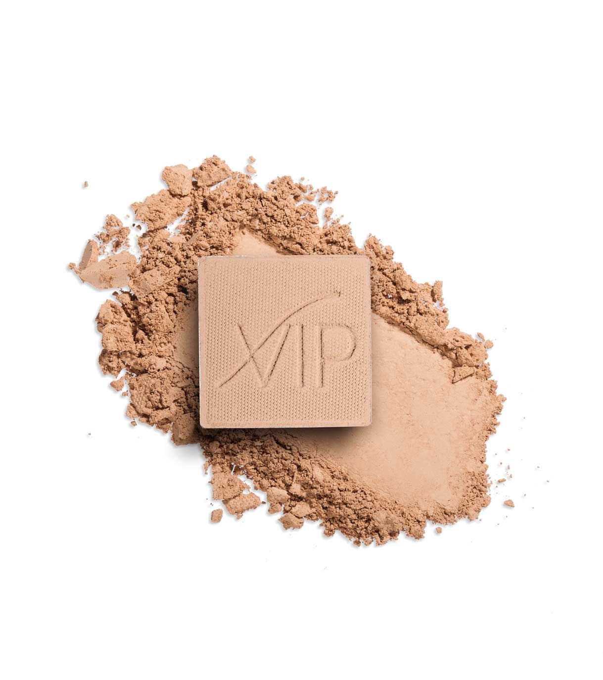 Una cipria beige quadrata con il logo "VIP" e cipria sparsa accanto.