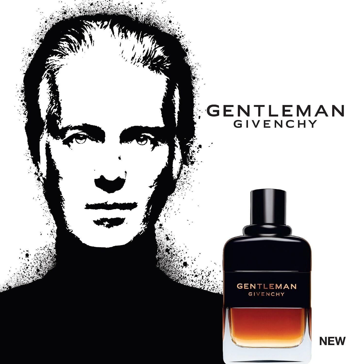 Flacone scuro con tappo nero. Scritta dorata "GENTLEMAN GIVENCHY". Liquido sfumato. Testo "NEW".