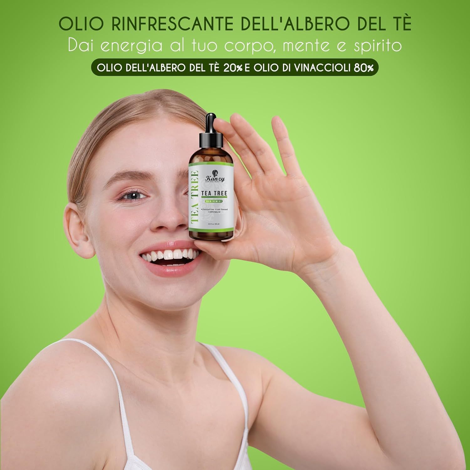 Donna che tiene in mano un flacone di Kanzy Tea Tree Oil. Sorride. Sfondo verde con testo: Olio rinfrescante dell'albero del tè.