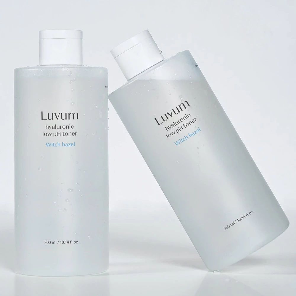 Due bottiglie con tappi bianchi. Le bottiglie recano la scritta "Luvum hyaluronic low pH toner Witch hazel".