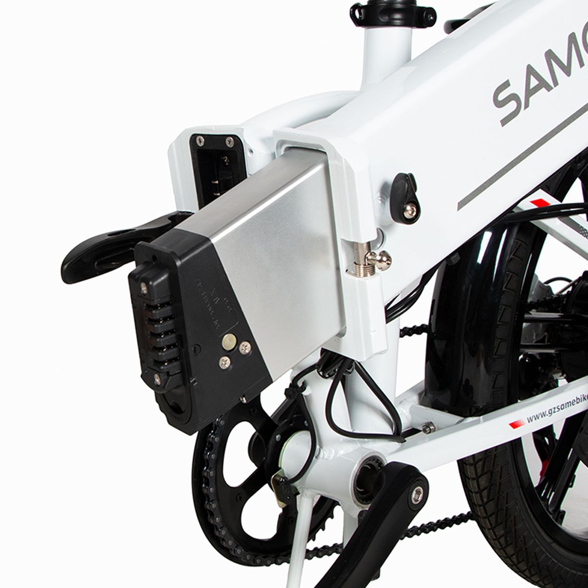 Primo piano della batteria di una bicicletta elettrica bianca. Alloggiamento argentato. Marchio SAMEBIKE.