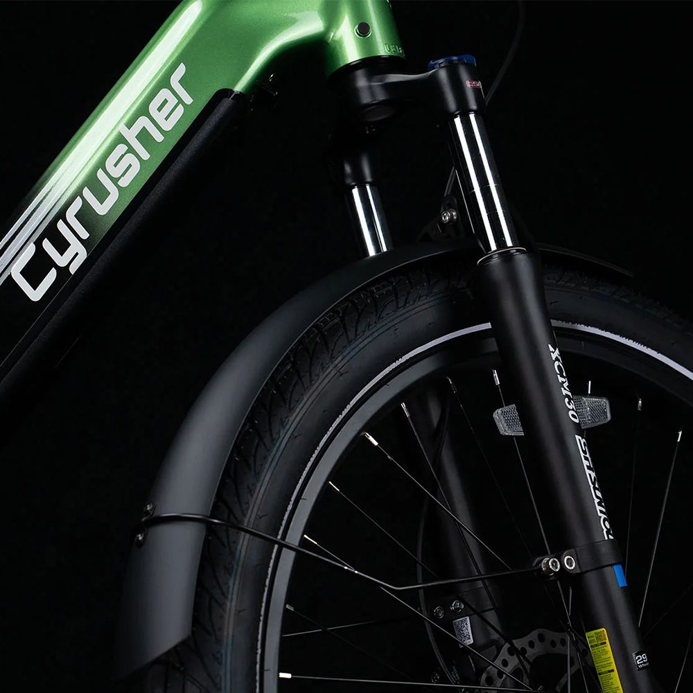 Primo piano della ruota anteriore e della forcella. Parafango e scritta Cyrusher. Colore nero.