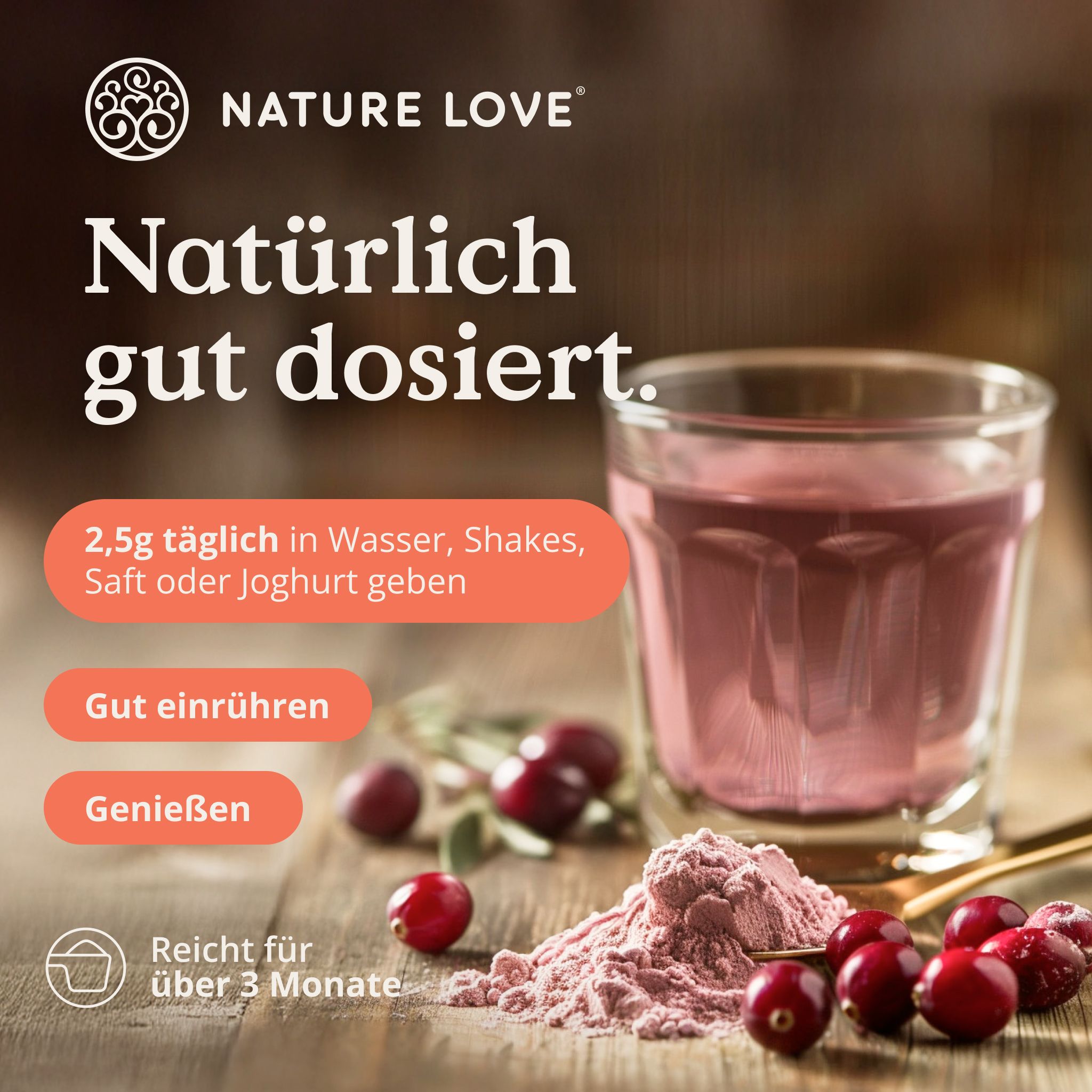 Bicchiere con liquido rosa, mirtilli rossi e polvere. Testo: Naturalmente ben dosato. 2,5 g al giorno in acqua, frullati, succo o yogurt.