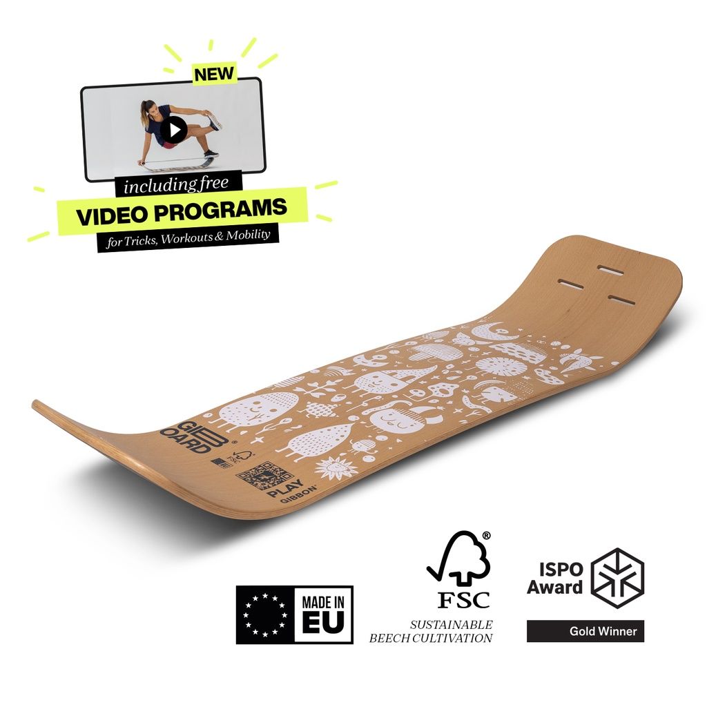 Tavoletta di equilibrio in legno con motivo bianco e scritta 'PLAY GIBOARD'. Include nota sui programmi video. Certificata FSC.