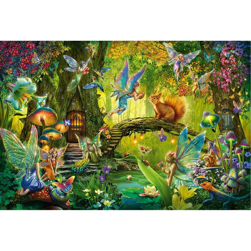 Puzzle completato con motivo fatato. Scena della foresta con fate, scoiattolo, funghi e uno stagno. Molti colori.