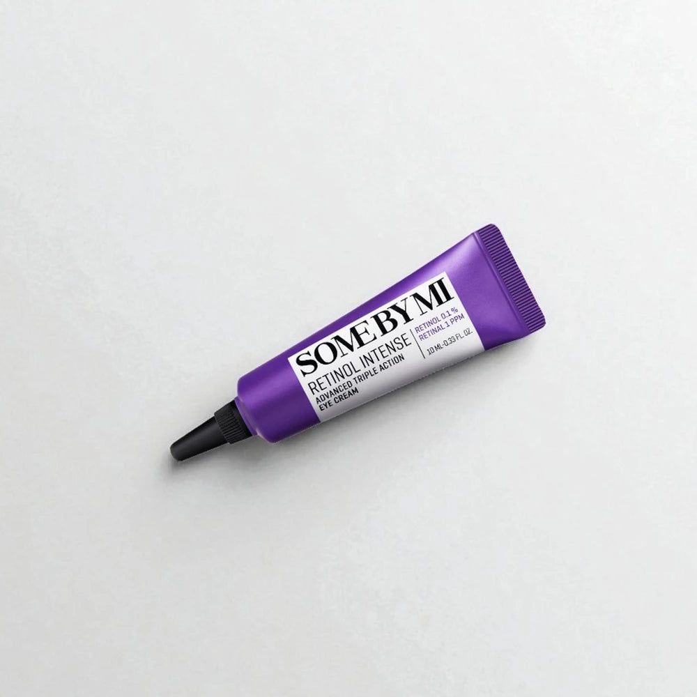 Tubo viola con punta nera. Scritta: SOME BY MI, Retinol Intense Advanced Triple Action Eye Cream.