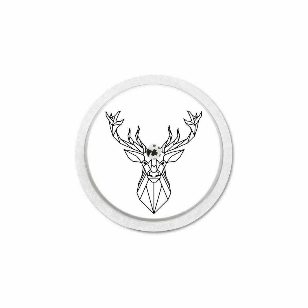 Adesivo rotondo con un disegno geometrico di cervo. Linee nere su sfondo bianco, circondato da un cerchio bianco.