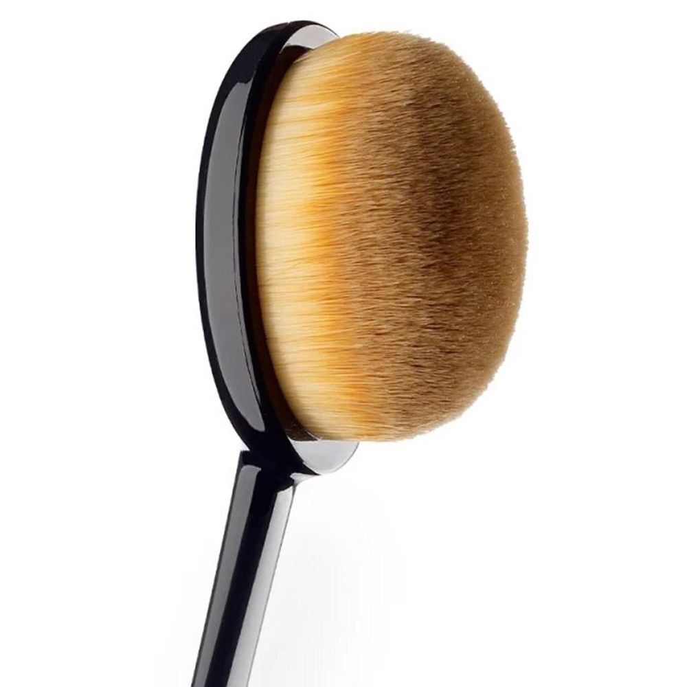 Pennello trucco ovale con manico nero. Setole marrone chiaro. Cornice nera intorno alla testa.