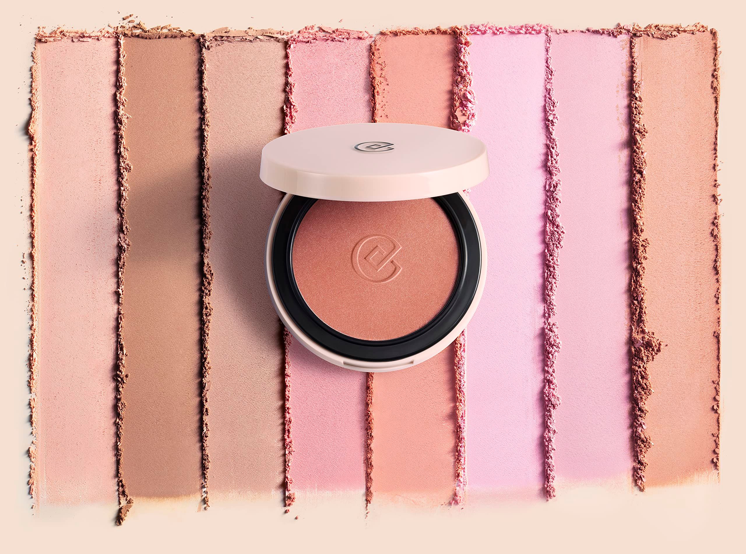 Palette di fard con confezione aperta. Sfumature di rosa sullo sfondo.