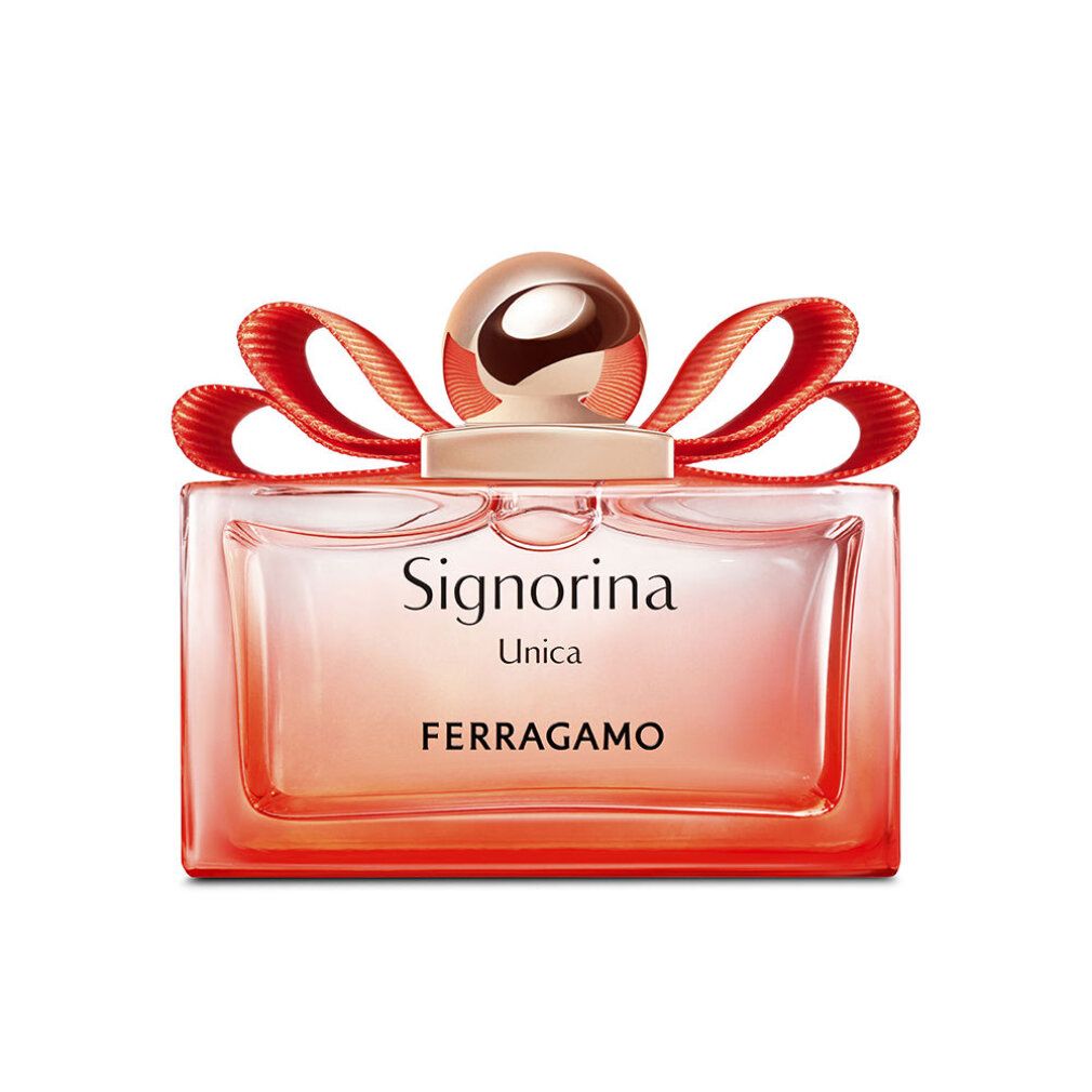 Flacone rettangolare rosa con tappo sferico e fiocco rosso. Scritta Signorina Unica e Ferragamo.