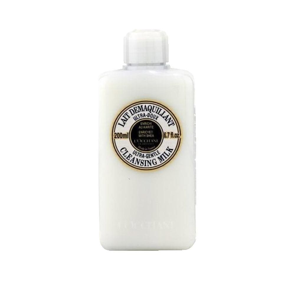 Flacone bianco di latte detergente L'Occitane con etichetta. Testo: Lait Demaquillant Ultra-Doux, 200ml, 6.7 fl.oz.