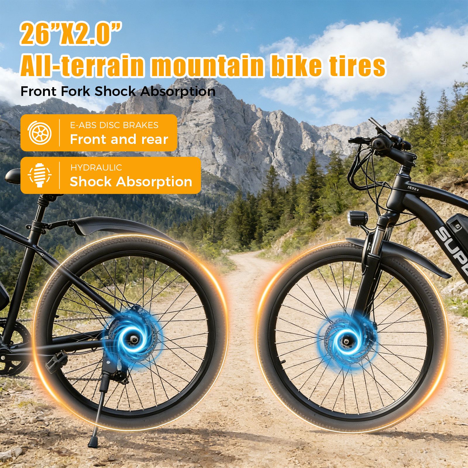 Primo piano delle ruote di una e-bike. Testo: pneumatici all-terrain 26"X2.0", freni a disco E-ABS, ammortizzatori idraulici.