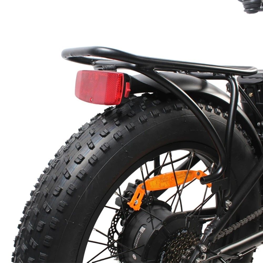 Vista posteriore di una e-bike con fanale, portapacchi e pneumatico. Nero.