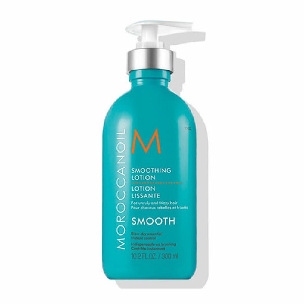 Flacone blu turchese con dosatore. Scritta: Moroccanoil, Smoothing Lotion, Smooth. Logo M arancione.