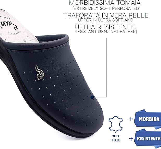 Primo piano di uno zoccolo Sanì blu traforato. Il testo indica: tomaia in pelle morbida perforata, ultra resistente.