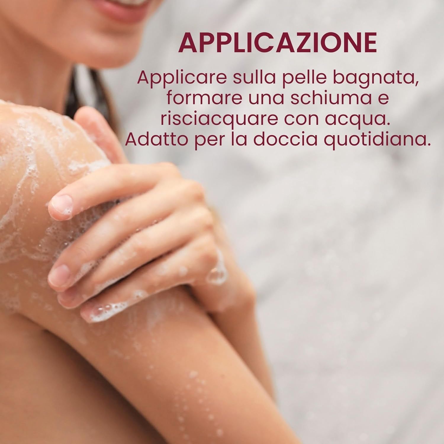 Persona che si lava con gel doccia. Testo: Applicazione. Applicare sulla pelle bagnata, insaponare e risciacquare. Adatto per la doccia quotidiana.