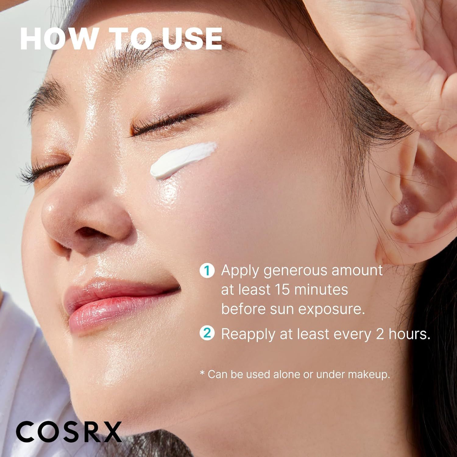 Applicazione della crema solare COSRX Aloe 54.2 Aqua Tone-up sul viso.